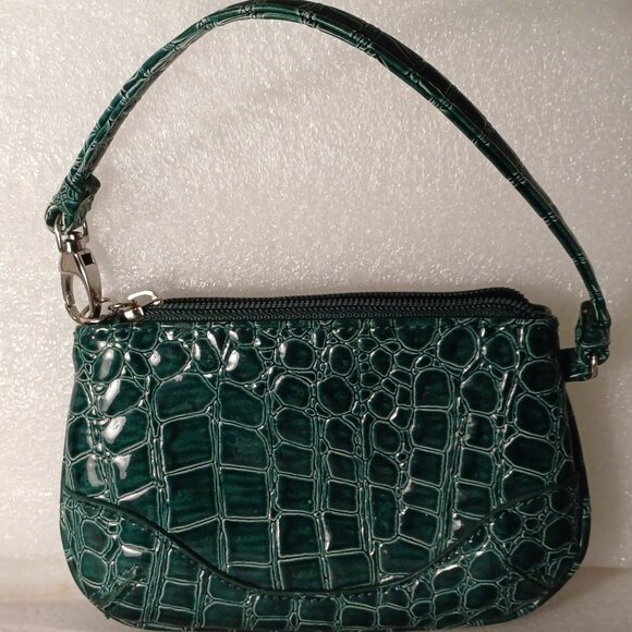 NWOT New York & Company Gatory Green Wristlet Handbag - Picture 2 of 3